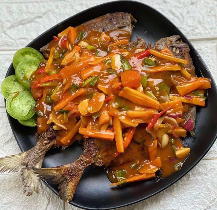 Suasana Menyenangkan Menu Makanan Bawal Asam Manis Lezat di Cafe Pantai Carita, Hubungi WA 081210912346